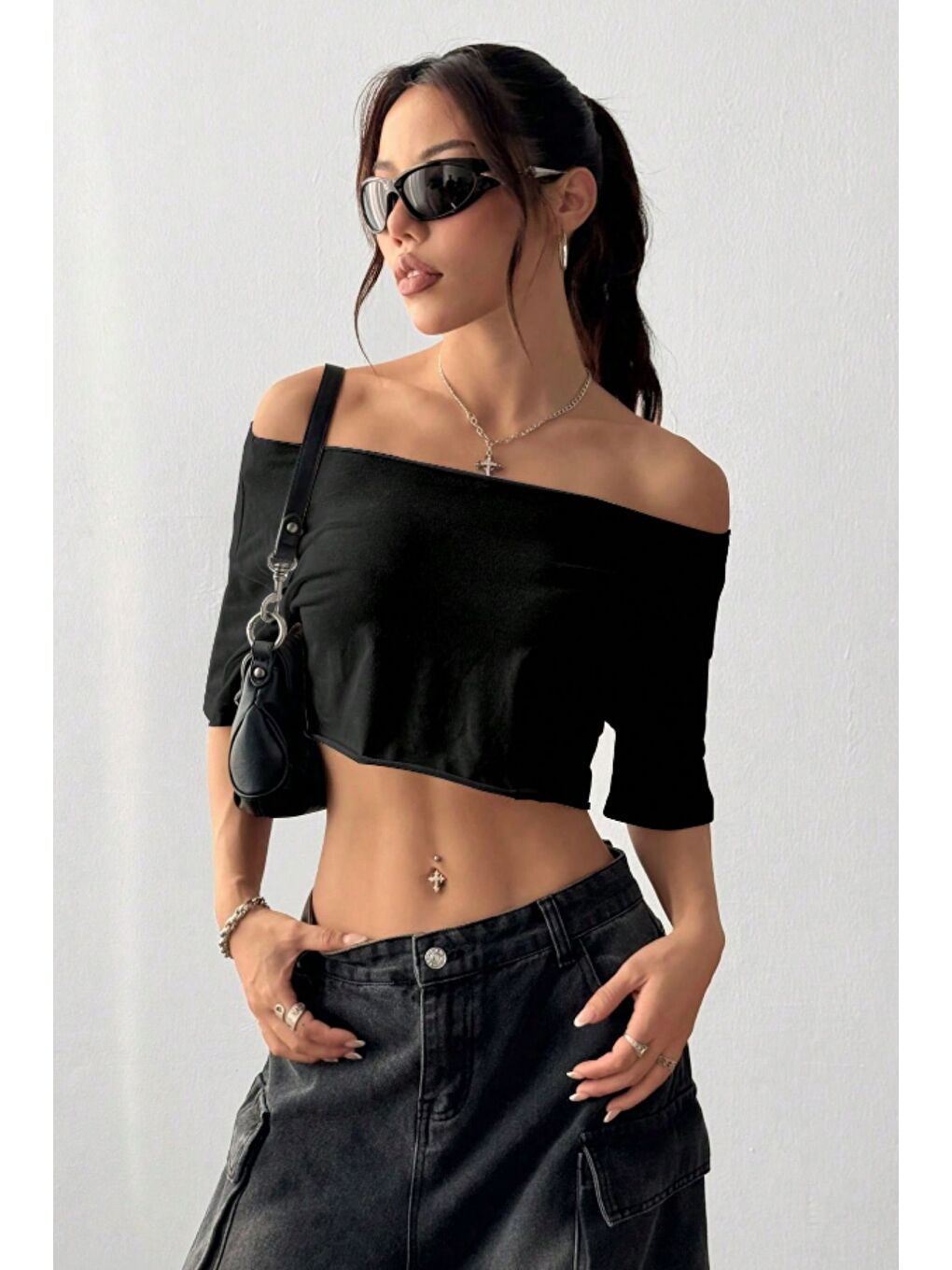 Kadın Siyah Kayık Yaka Oversize Crop T-Shirt-4