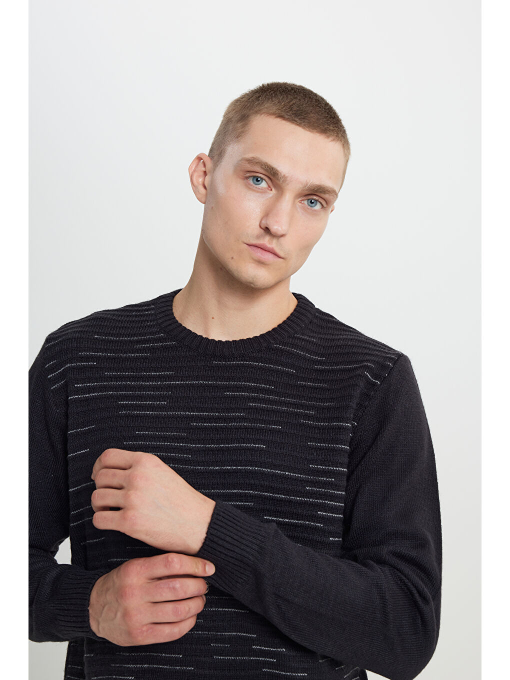 Erkek Siyah-Gri Melanj Standart Fit Normal Kesim Bisiklet Yaka Dokulu Desenli Triko Kazak-4