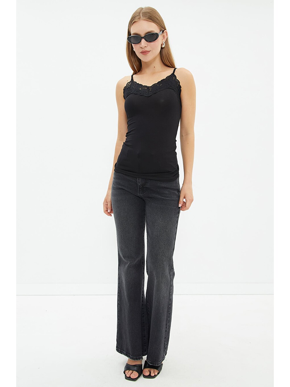 Siyah Dantelli İp Askılı Slim Fit Bluz-1