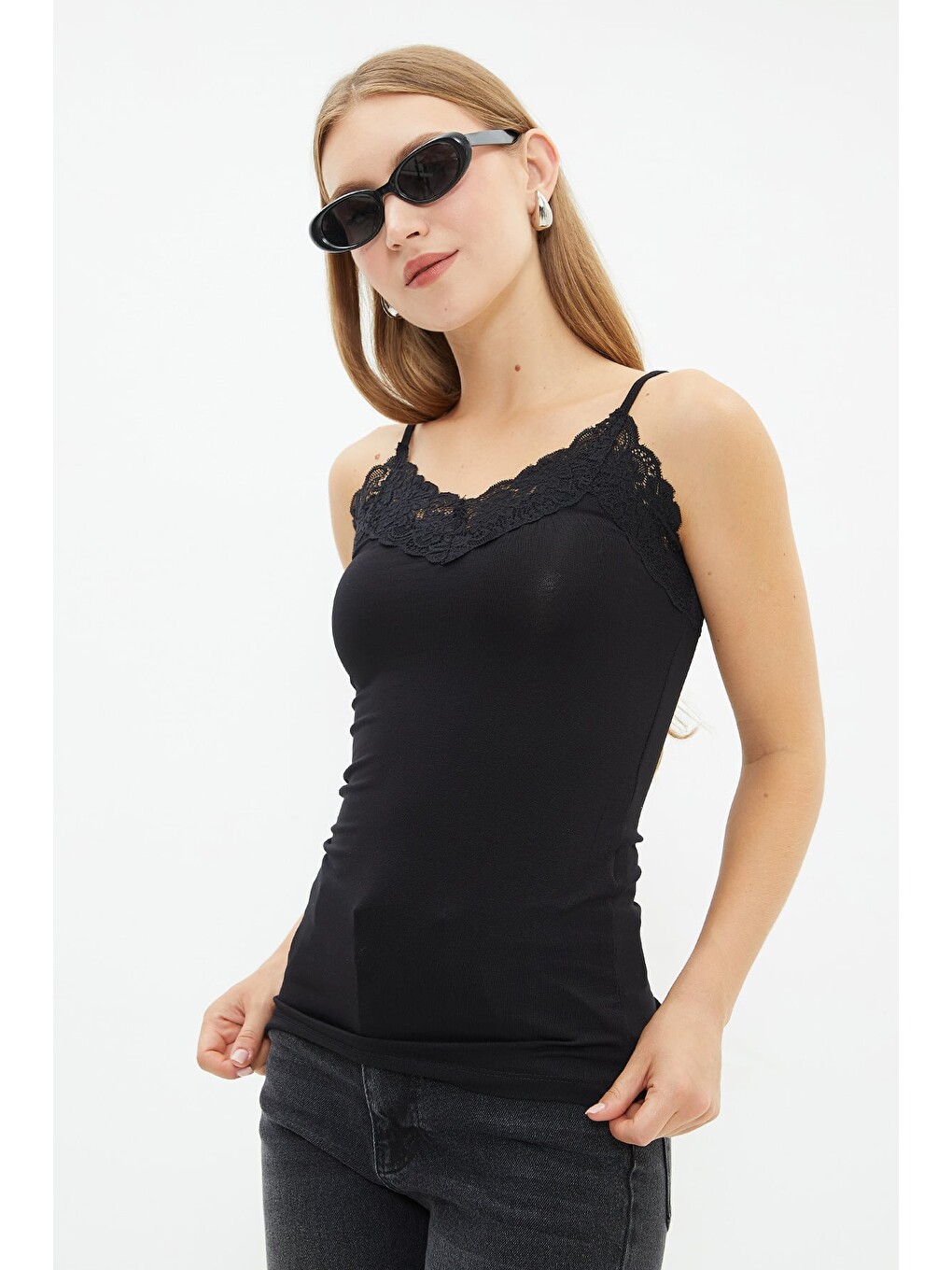 Siyah Dantelli İp Askılı Slim Fit Bluz-2