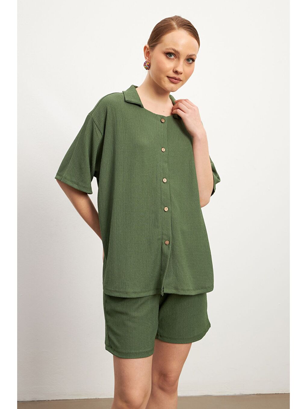 Kadın Yeşil Kısa Kollu Krinkıl Gömlek Şortlu Takım