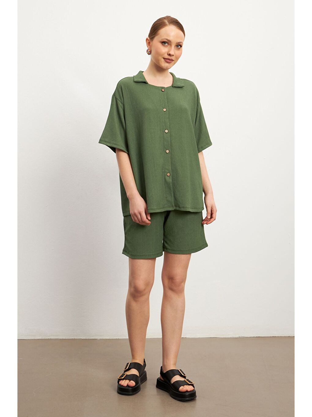 Kadın Yeşil Kısa Kollu Krinkıl Gömlek Şortlu Takım-1