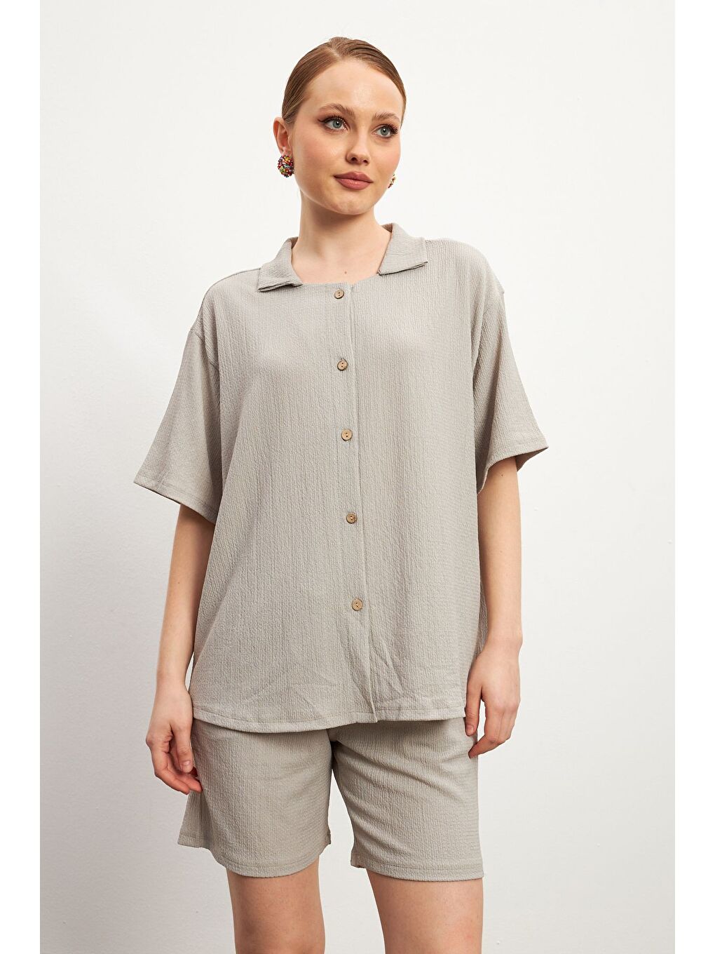 Kadın Gri Kısa Kollu Krinkıl Gömlek Şortlu Takım