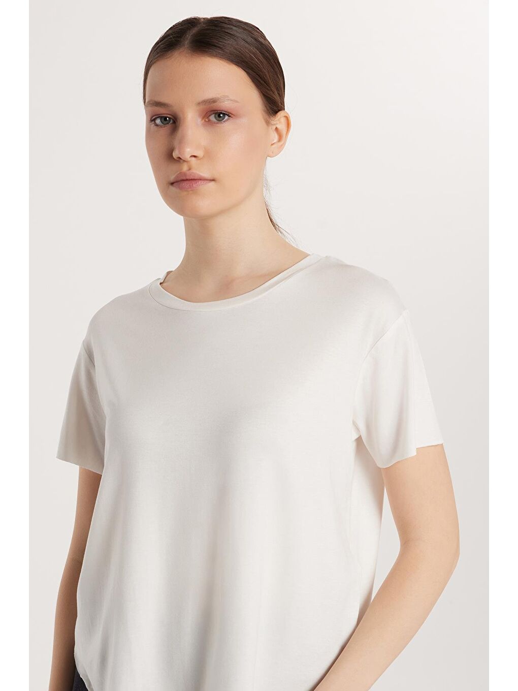 Kadın Relax Fit Modal Kumaş Basic Bisiklet Yaka Ekru Tişört