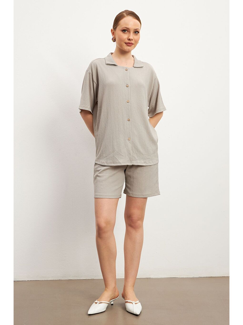 Kadın Gri Kısa Kollu Krinkıl Gömlek Şortlu Takım-1