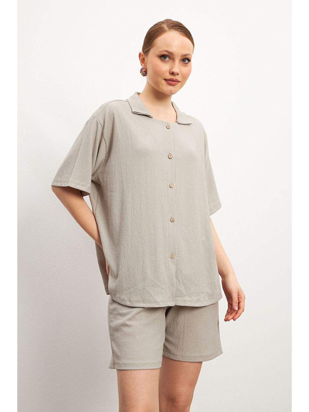 Kadın Gri Kısa Kollu Krinkıl Gömlek Şortlu Takım-2
