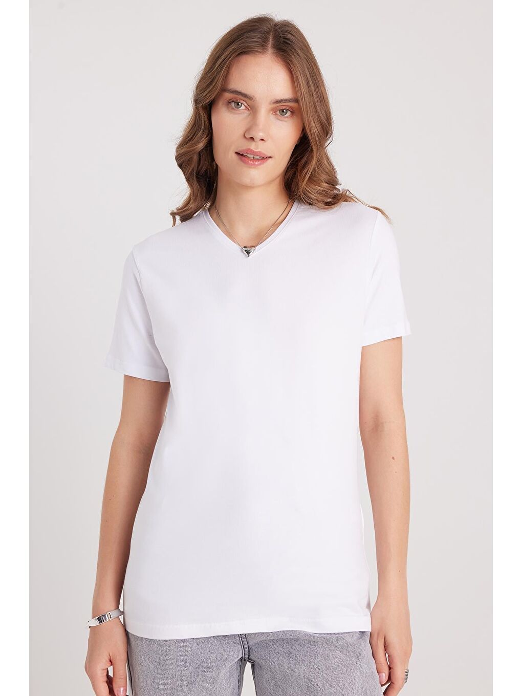 Kadın Slim Fit Dar Kesim Pamuklu Yumuşak Dokulu Elastanlı Esnek Kumaş Düz Basic Beyaz V Yaka Tişört