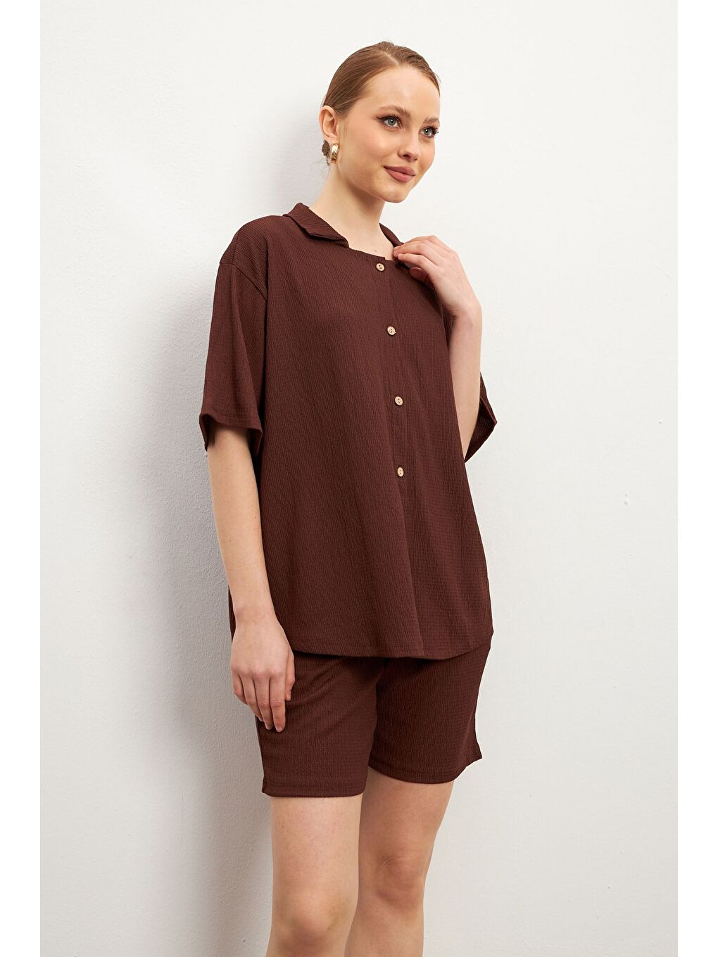 Kadın Kahverengi Kısa Kollu Krinkıl Gömlek Şortlu Takım