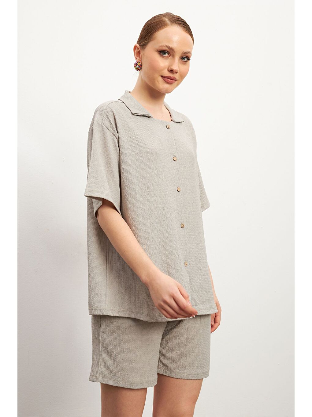 Kadın Gri Kısa Kollu Krinkıl Gömlek Şortlu Takım-3