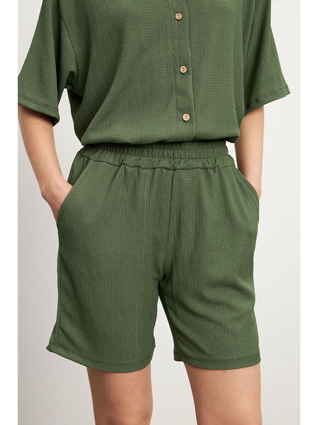 Kadın Yeşil Kısa Kollu Krinkıl Gömlek Şortlu Takım-5