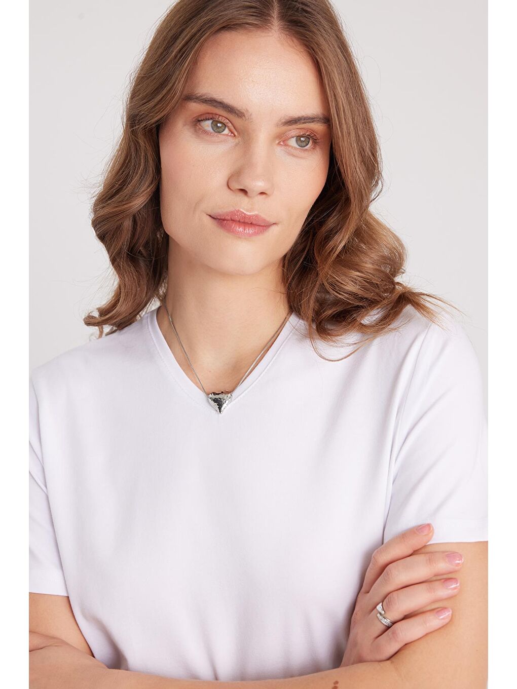 Kadın Slim Fit Dar Kesim Pamuklu Yumuşak Dokulu Elastanlı Esnek Kumaş Düz Basic Beyaz V Yaka Tişört-1