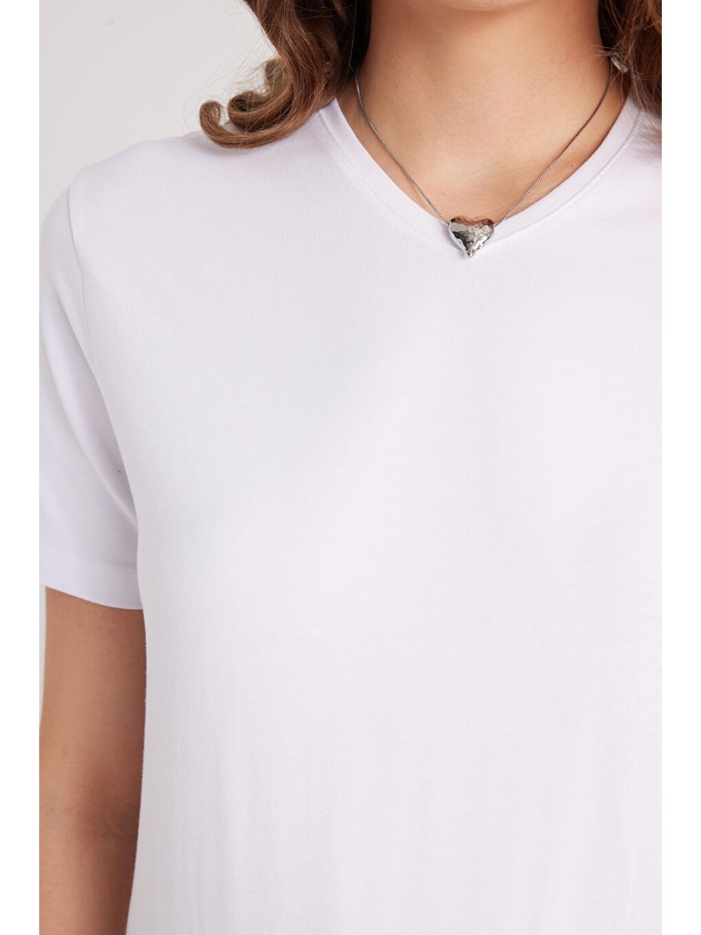 Kadın Slim Fit Dar Kesim Pamuklu Yumuşak Dokulu Elastanlı Esnek Kumaş Düz Basic Beyaz V Yaka Tişört-2