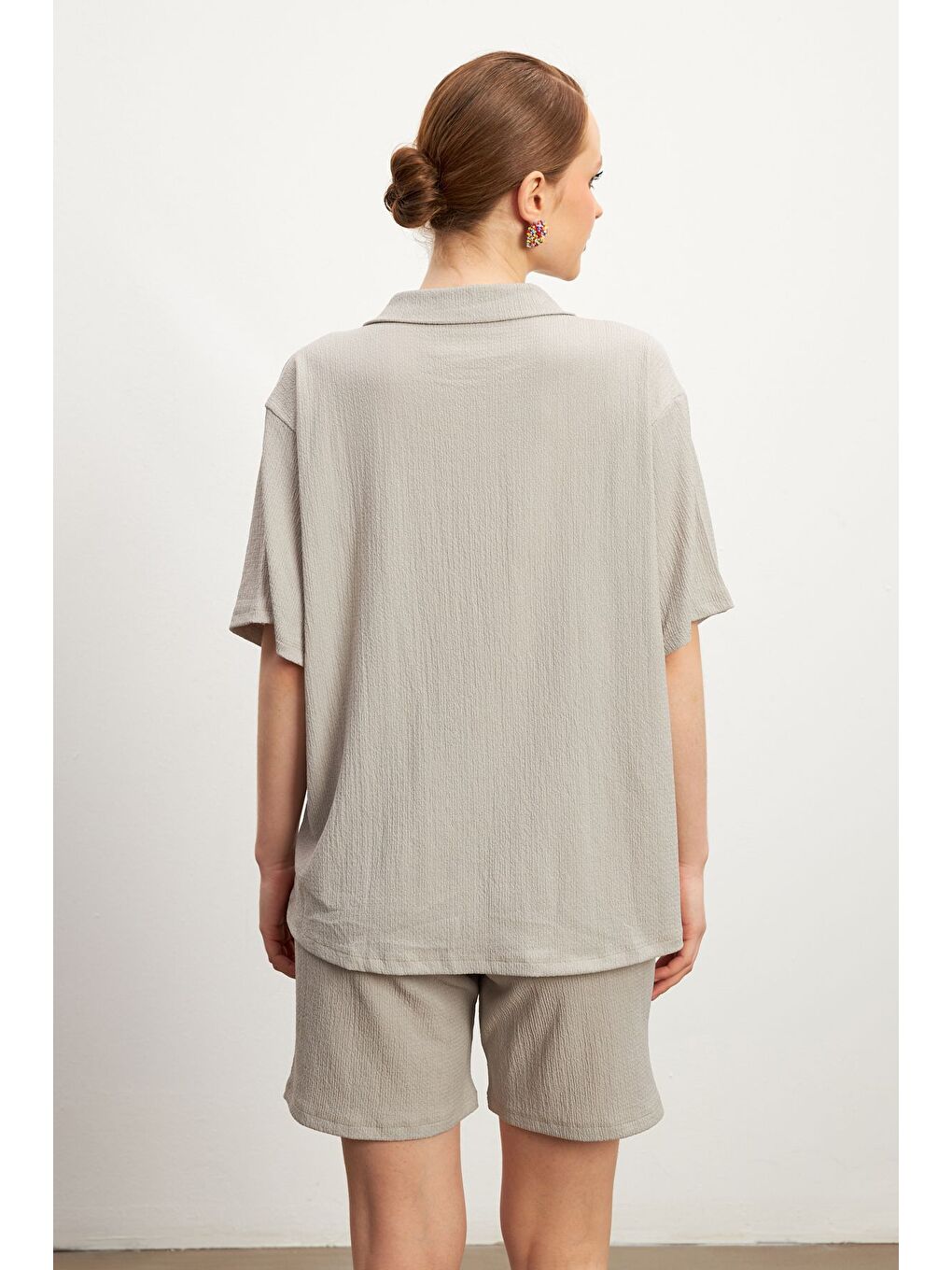 Kadın Gri Kısa Kollu Krinkıl Gömlek Şortlu Takım-4