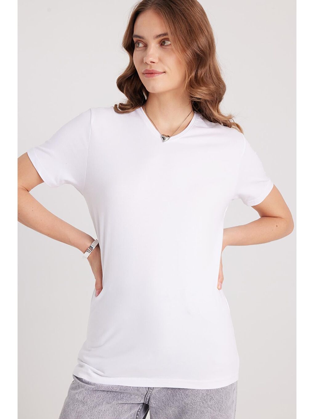 Kadın Slim Fit Dar Kesim Pamuklu Yumuşak Dokulu Elastanlı Esnek Kumaş Düz Basic Beyaz V Yaka Tişört-3