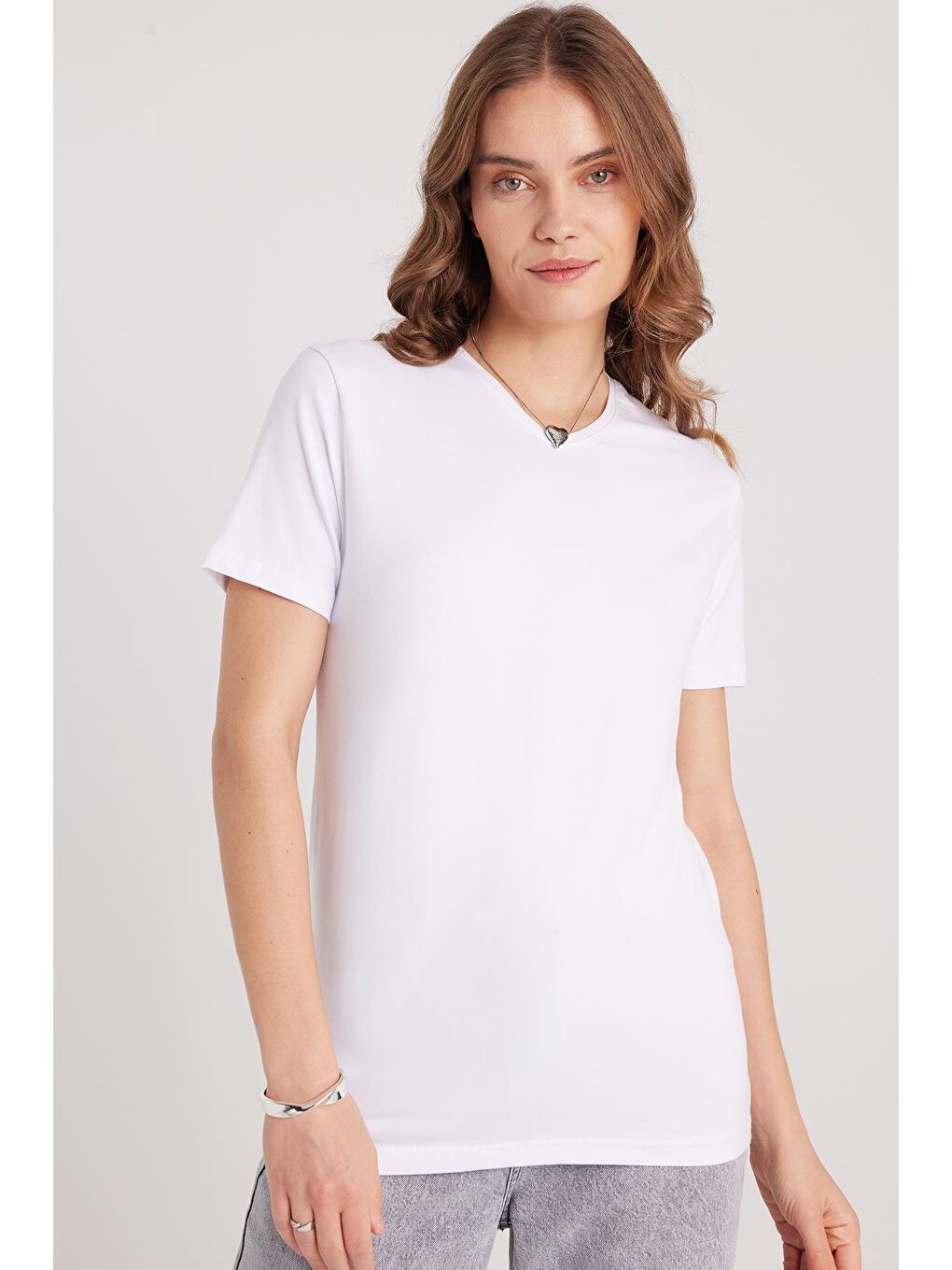 Kadın Slim Fit Dar Kesim Pamuklu Yumuşak Dokulu Elastanlı Esnek Kumaş Düz Basic Beyaz V Yaka Tişört-4