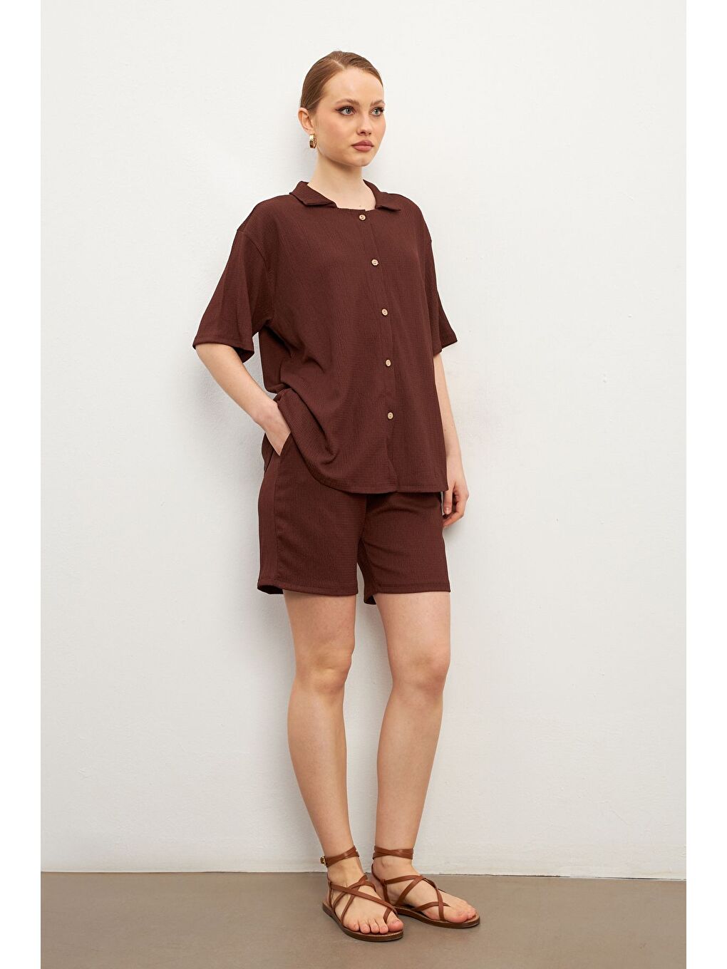Kadın Kahverengi Kısa Kollu Krinkıl Gömlek Şortlu Takım-1