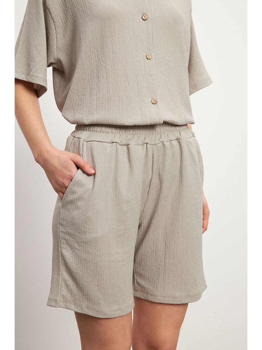 Kadın Gri Kısa Kollu Krinkıl Gömlek Şortlu Takım-5