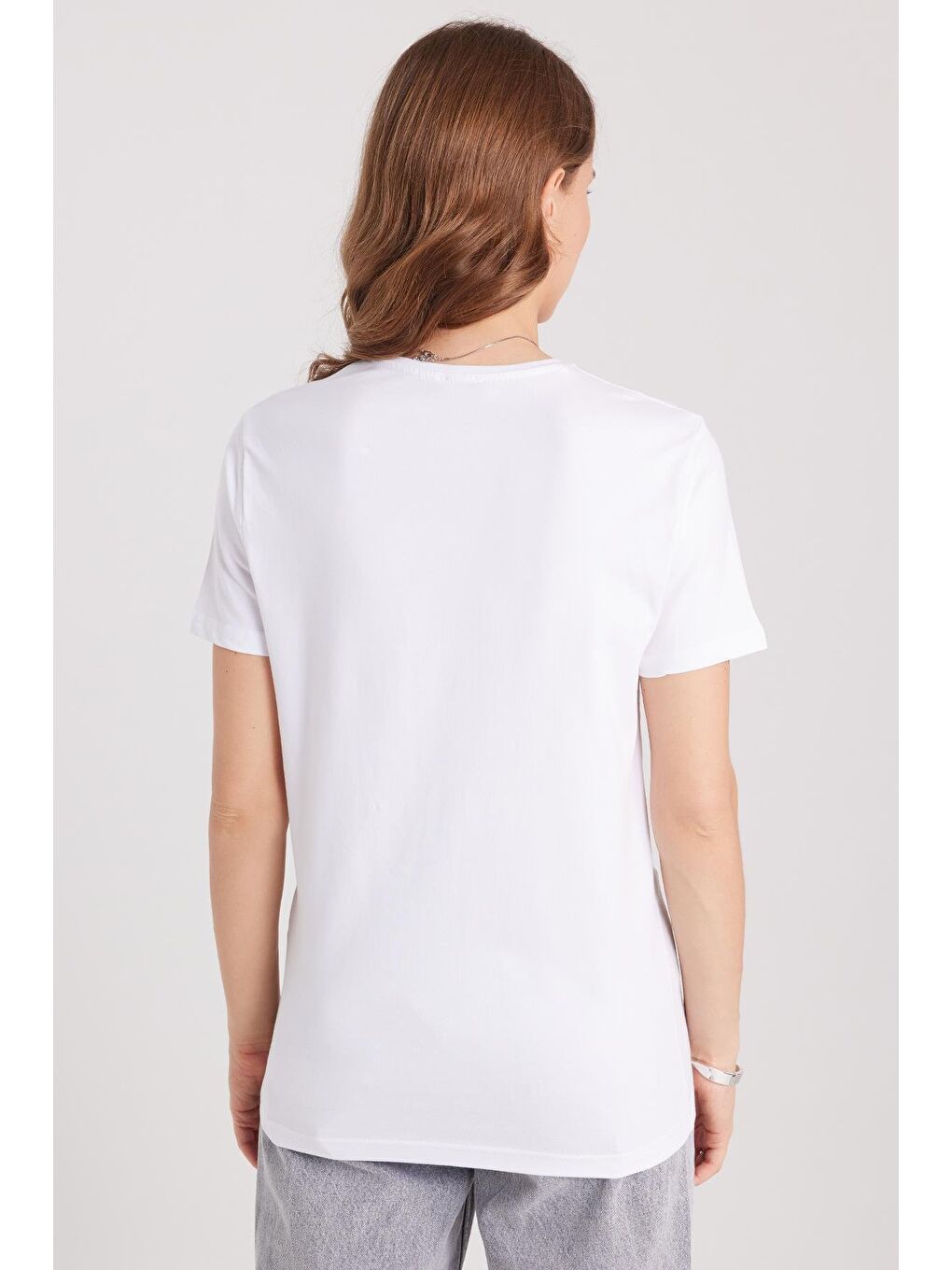 Kadın Slim Fit Dar Kesim Pamuklu Yumuşak Dokulu Elastanlı Esnek Kumaş Düz Basic Beyaz V Yaka Tişört-6