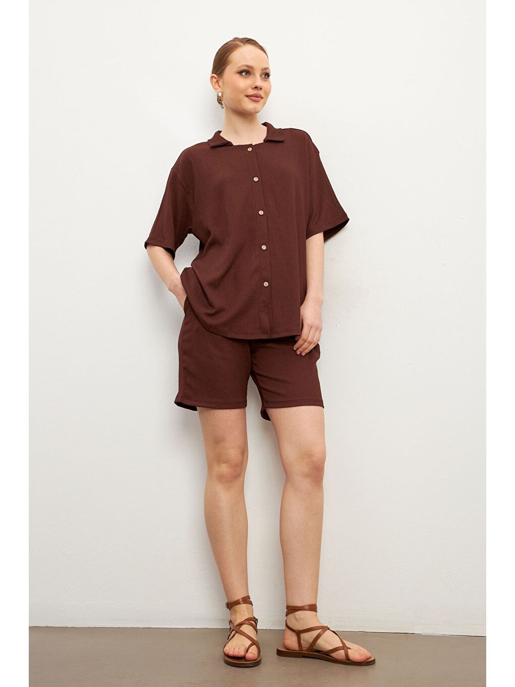 Kadın Kahverengi Kısa Kollu Krinkıl Gömlek Şortlu Takım-2