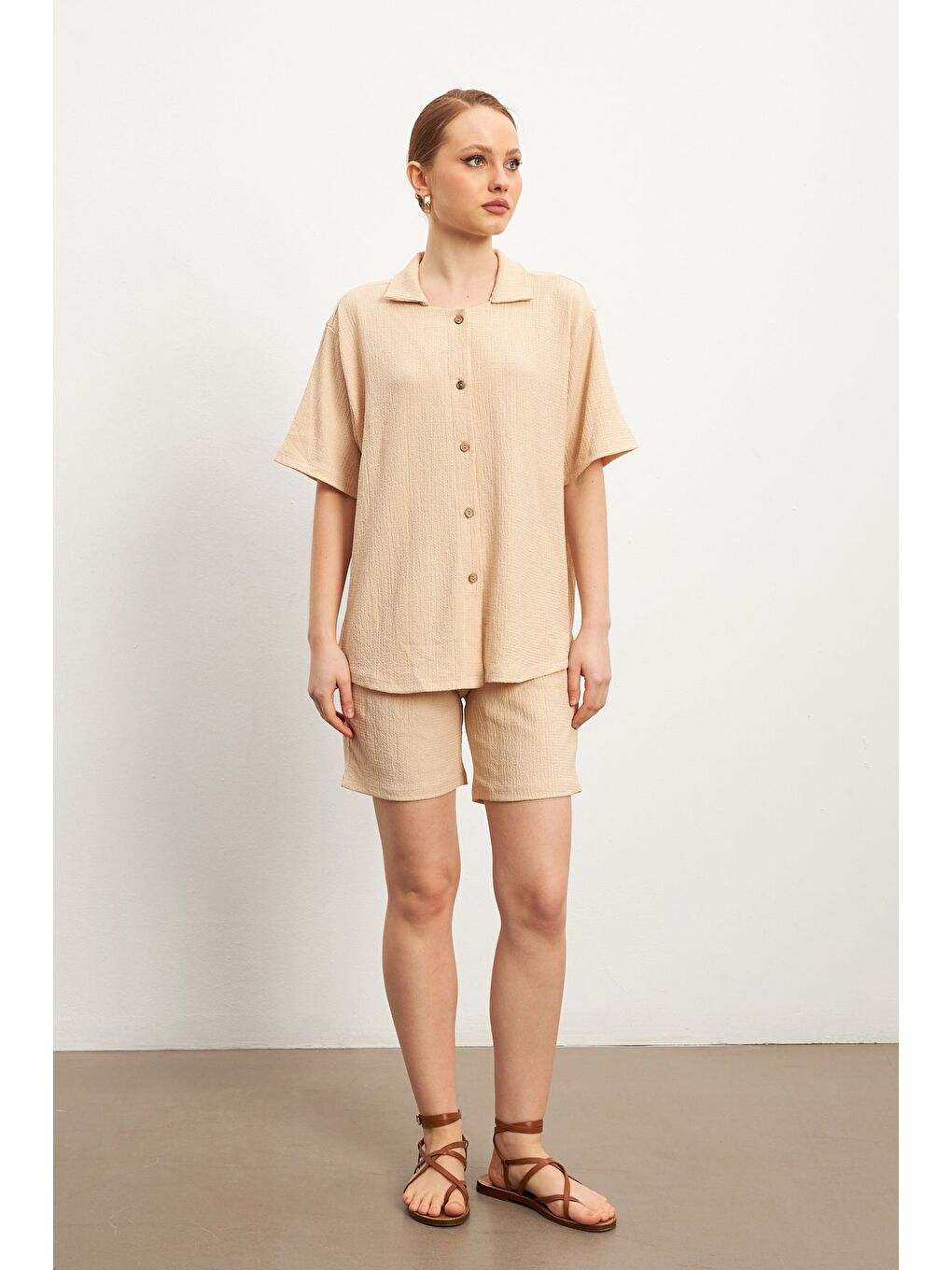 Kadın Bej Kısa Kollu Krinkıl Gömlek Şortlu Takım-1