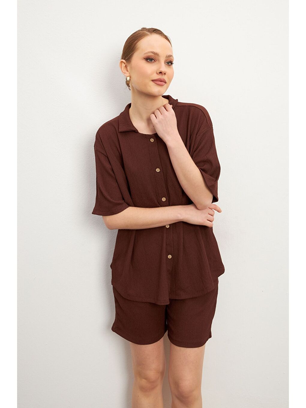 Kadın Kahverengi Kısa Kollu Krinkıl Gömlek Şortlu Takım-3