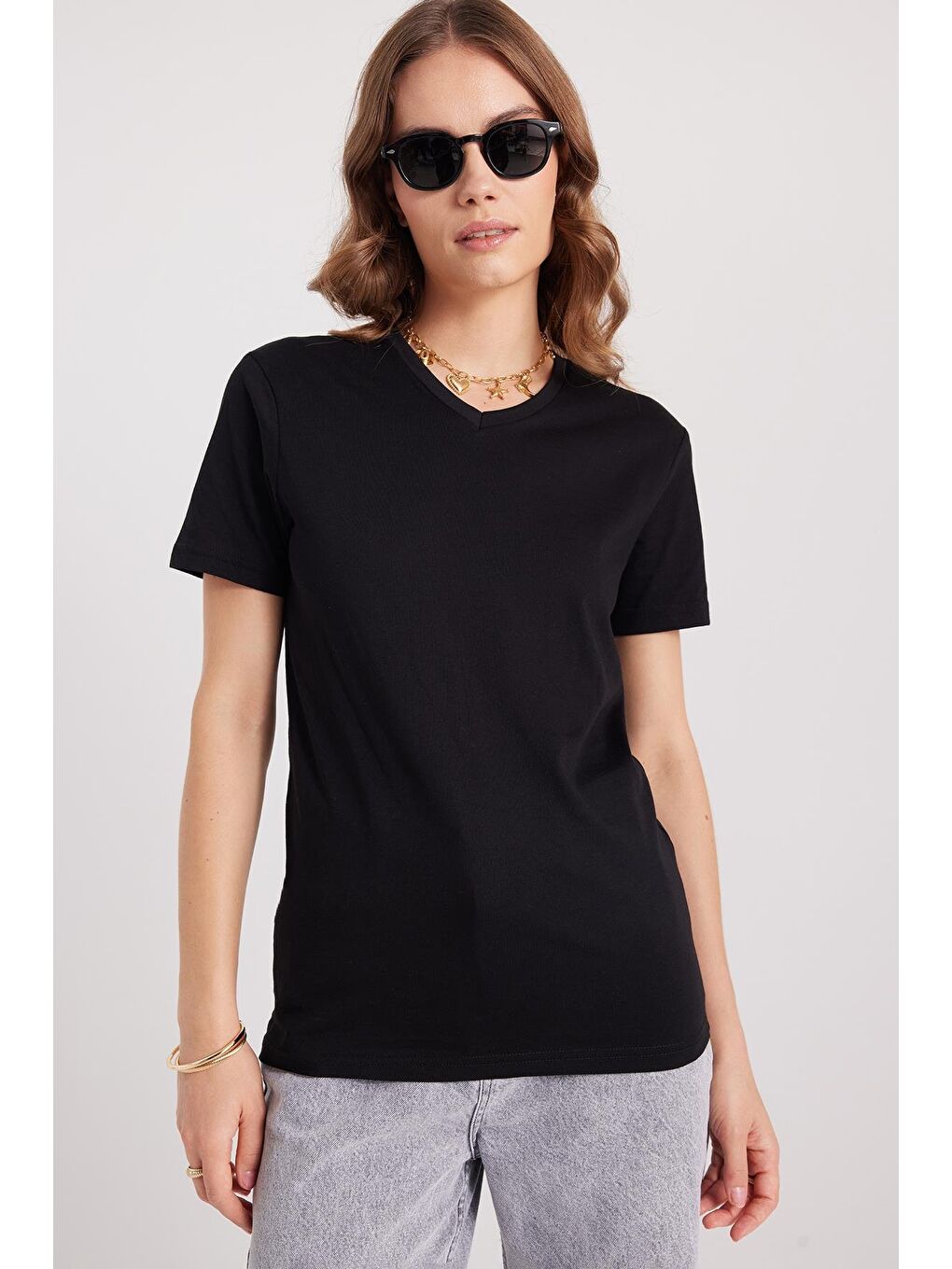 Kadın Slim Fit Dar Kesim %100 Pamuk Yumuşak Dokulu Siyah V Yaka Tişört-1