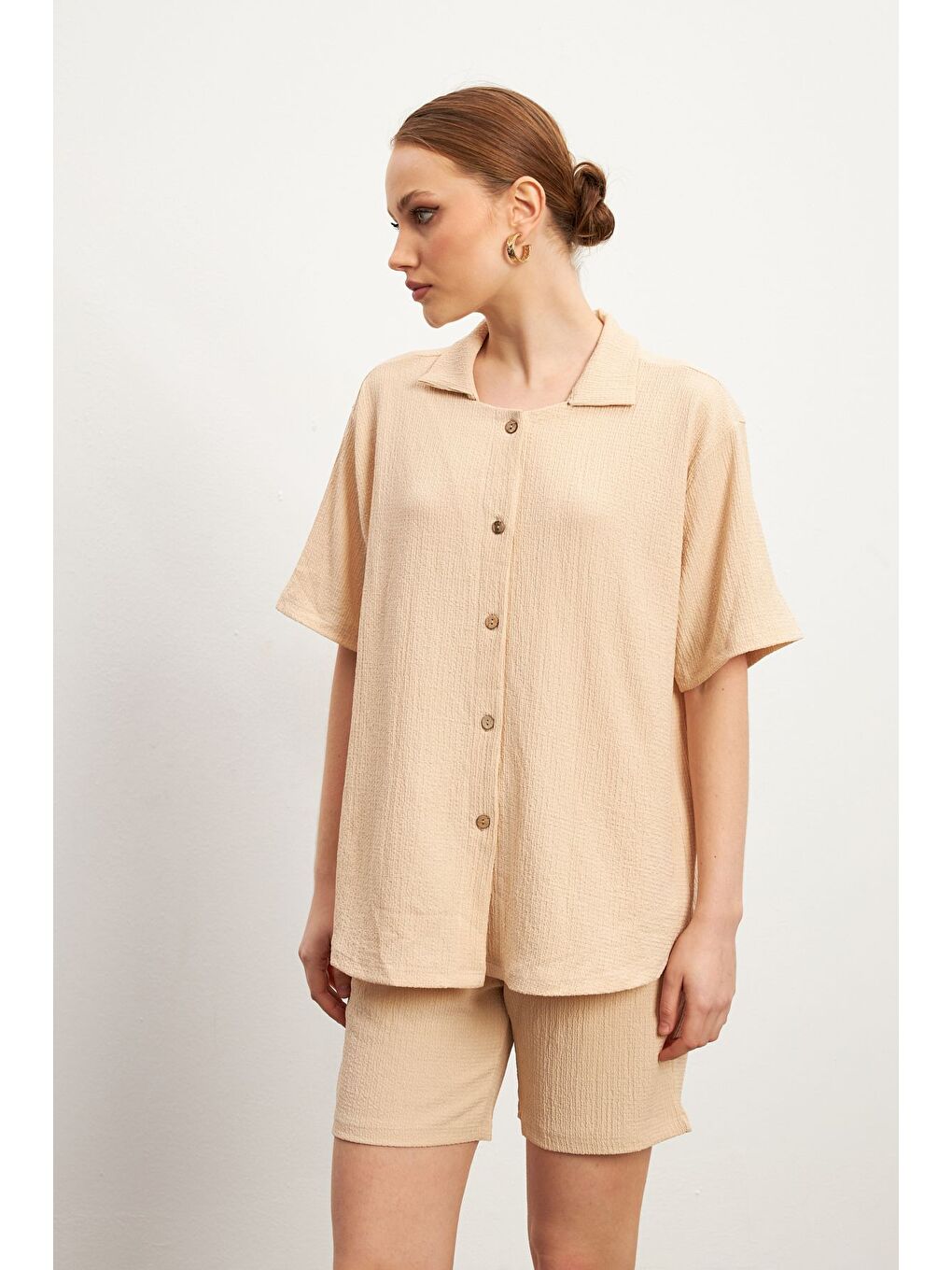 Kadın Bej Kısa Kollu Krinkıl Gömlek Şortlu Takım-3