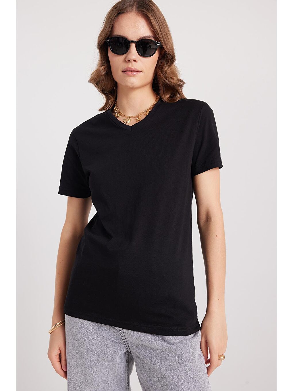 Kadın Slim Fit Dar Kesim %100 Pamuk Yumuşak Dokulu Siyah V Yaka Tişört-3