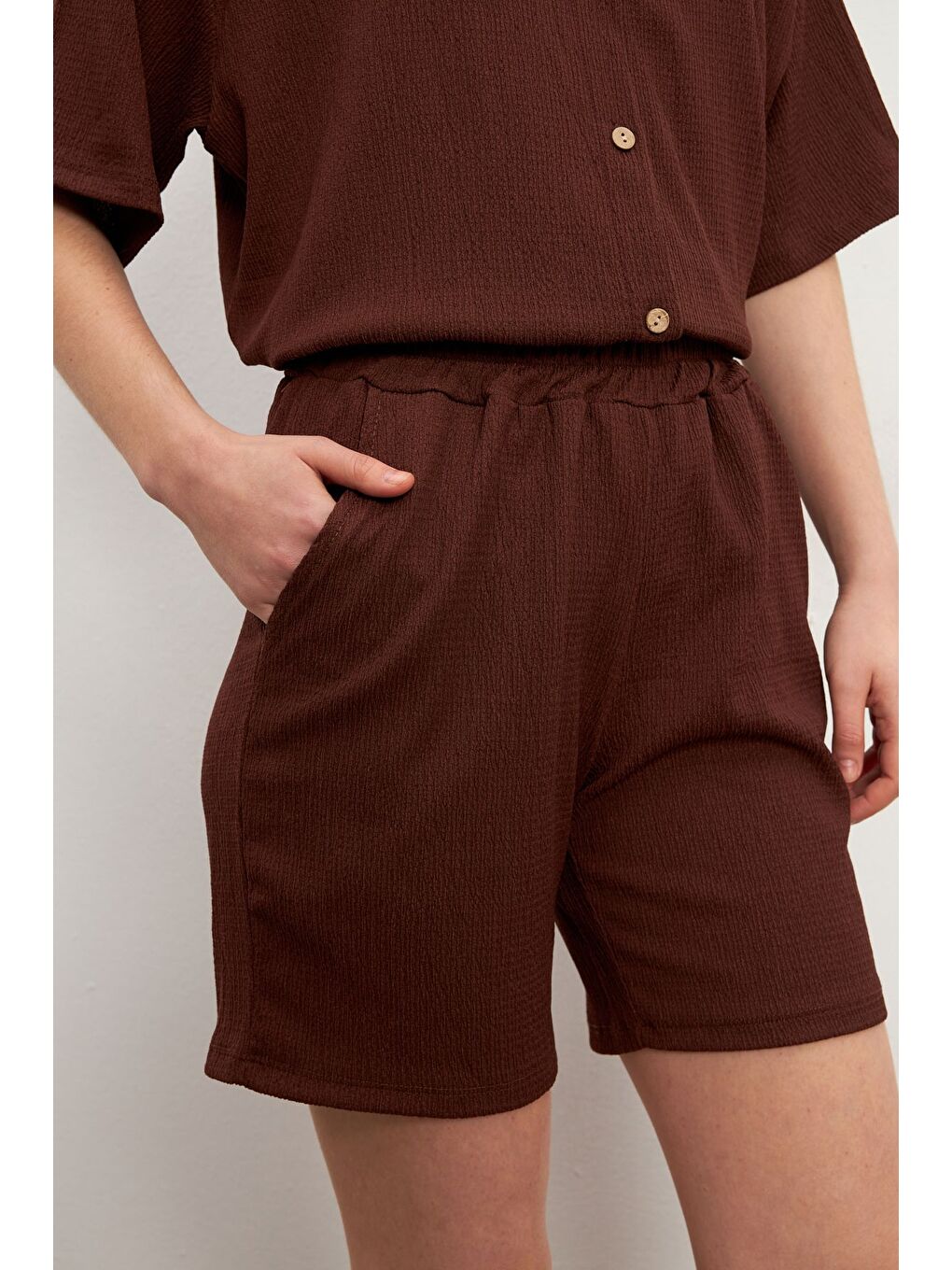 Kadın Kahverengi Kısa Kollu Krinkıl Gömlek Şortlu Takım-4