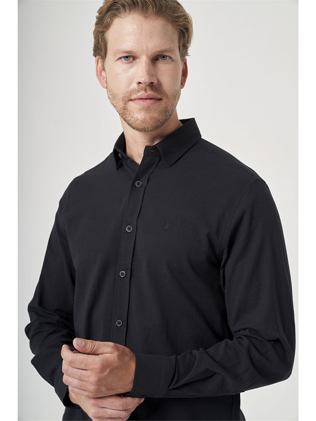 Siyah Biritli Yaka Uzun Kol Cepsiz Slim Fit Pamuklu Gömlek 1004260207-3