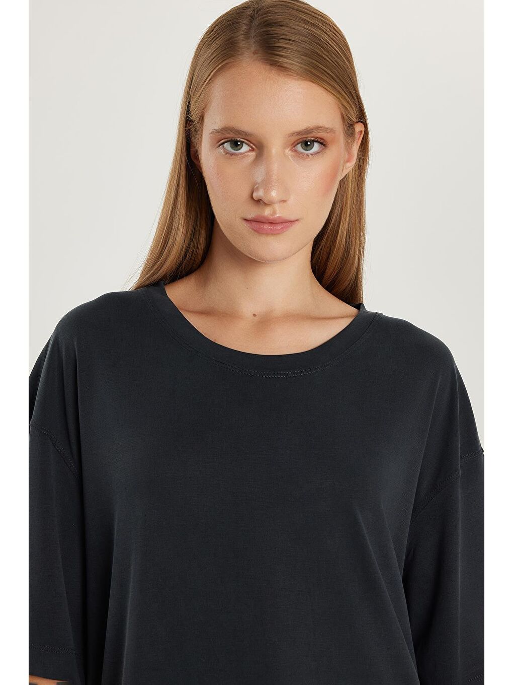 Kadın Relax Fit Rahat Kesim Modal Kumaş Bisiklet Yaka Antrasit Tişört-1