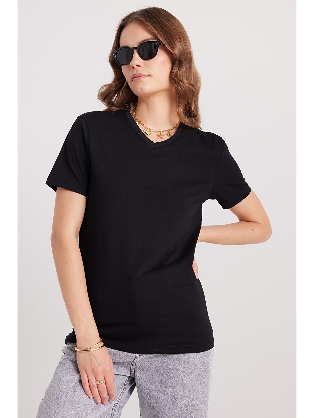 Kadın Slim Fit Dar Kesim %100 Pamuk Yumuşak Dokulu Siyah V Yaka Tişört-4