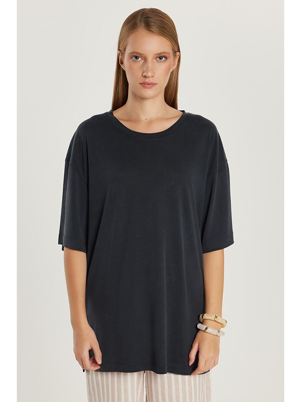 Kadın Relax Fit Rahat Kesim Modal Kumaş Bisiklet Yaka Antrasit Tişört-3