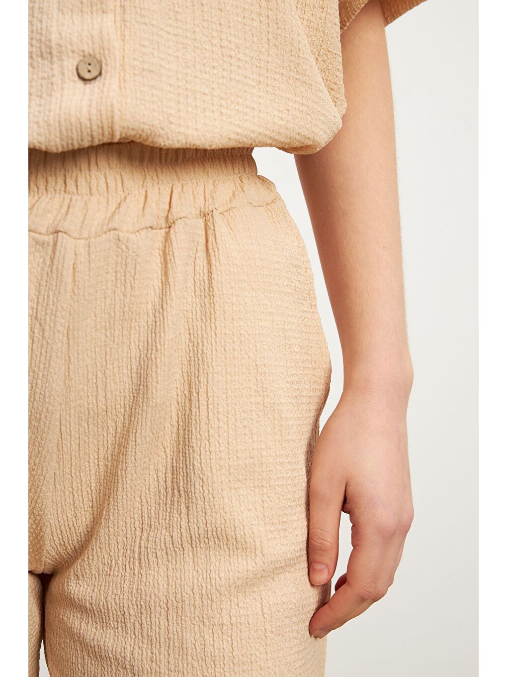 Kadın Bej Kısa Kollu Krinkıl Gömlek Şortlu Takım-5