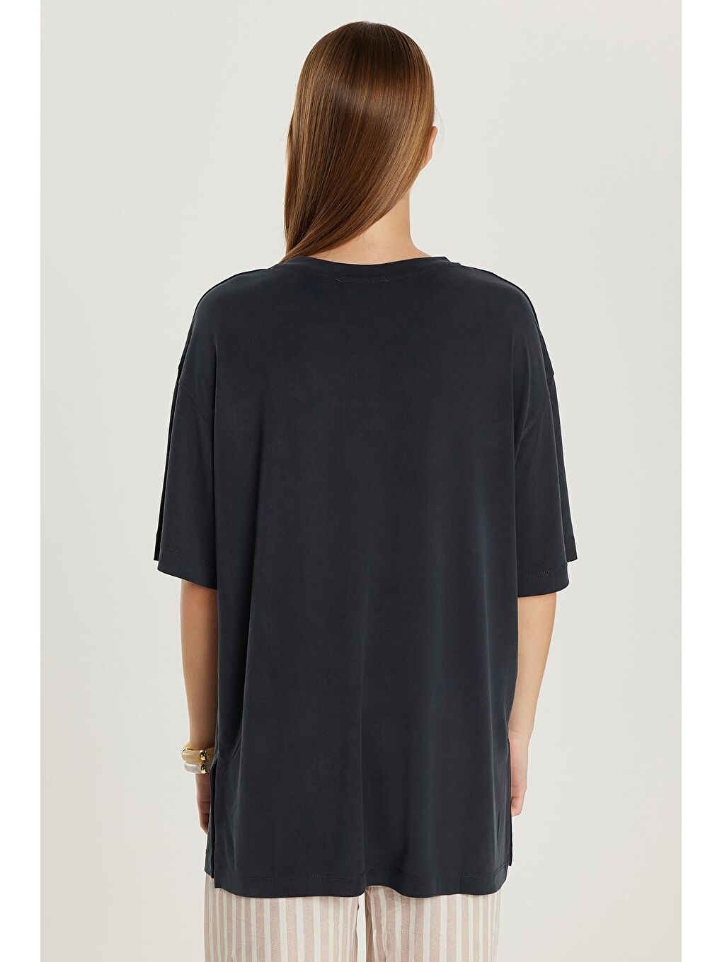 Kadın Relax Fit Rahat Kesim Modal Kumaş Bisiklet Yaka Antrasit Tişört-4