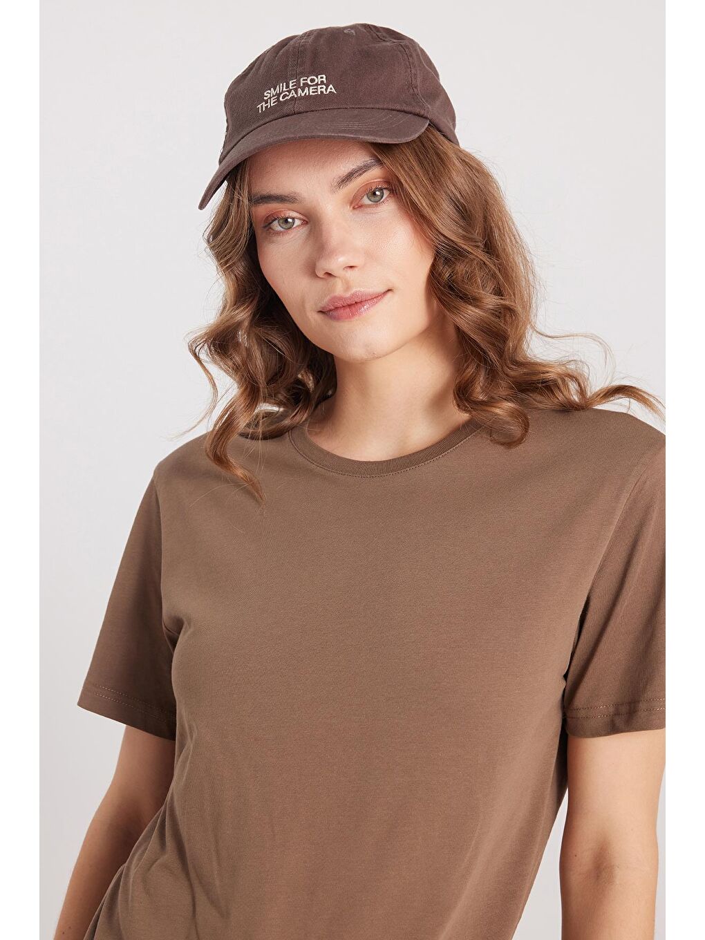 Kadın Bol Kesim Rahat Duruş %100 Pamuk Yumuşak Dokulu Kahverengi Bisiklet Yaka Tişört-1