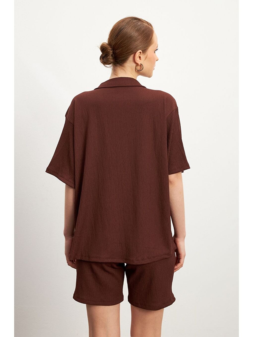 Kadın Kahverengi Kısa Kollu Krinkıl Gömlek Şortlu Takım-5