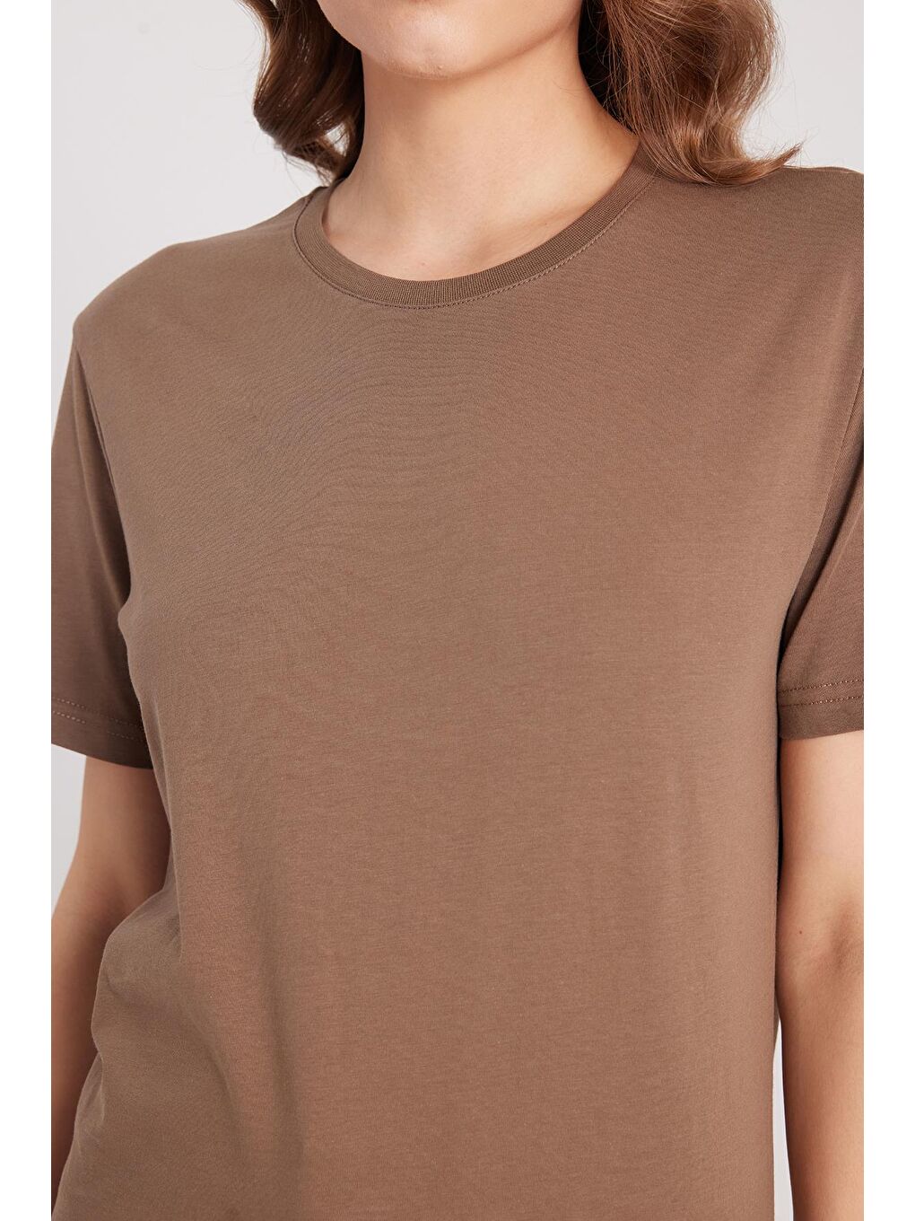 Kadın Bol Kesim Rahat Duruş %100 Pamuk Yumuşak Dokulu Kahverengi Bisiklet Yaka Tişört-2