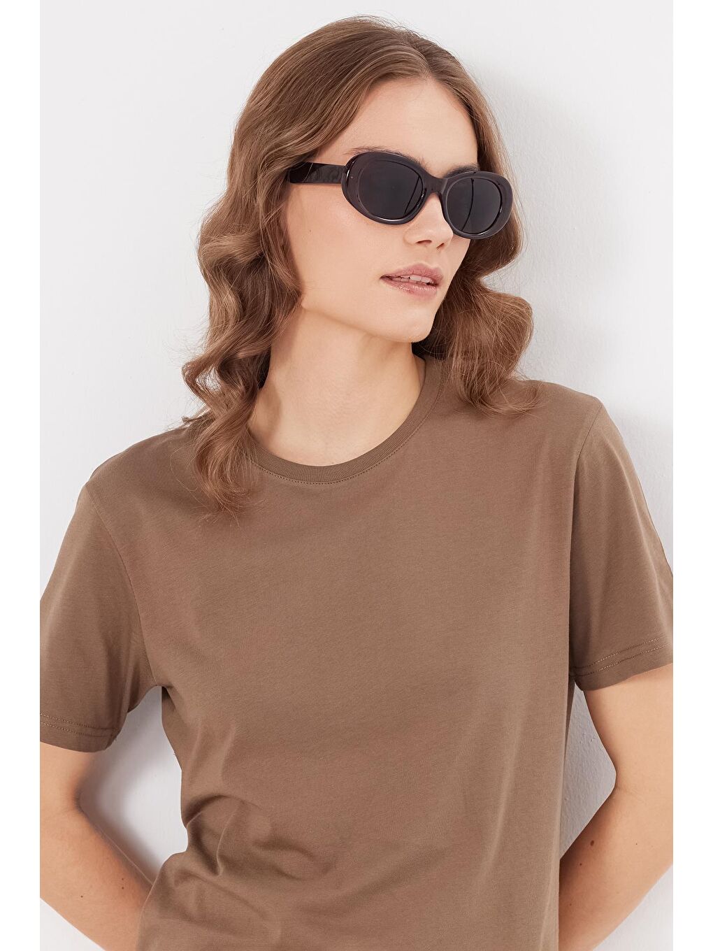Kadın Bol Kesim Rahat Duruş %100 Pamuk Yumuşak Dokulu Kahverengi Bisiklet Yaka Tişört-3