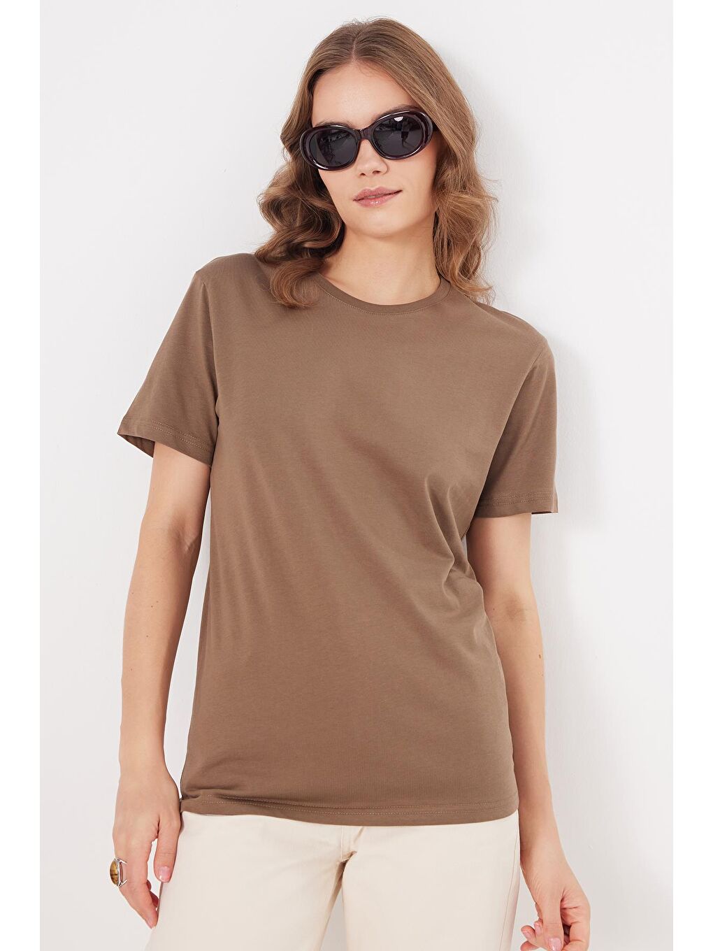 Kadın Bol Kesim Rahat Duruş %100 Pamuk Yumuşak Dokulu Kahverengi Bisiklet Yaka Tişört-4