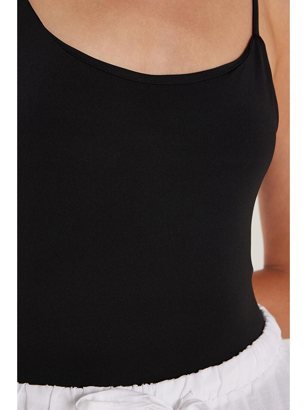 Kadın Standart Fit İnce Askılı Çıtçıtlı Siyah Body-2