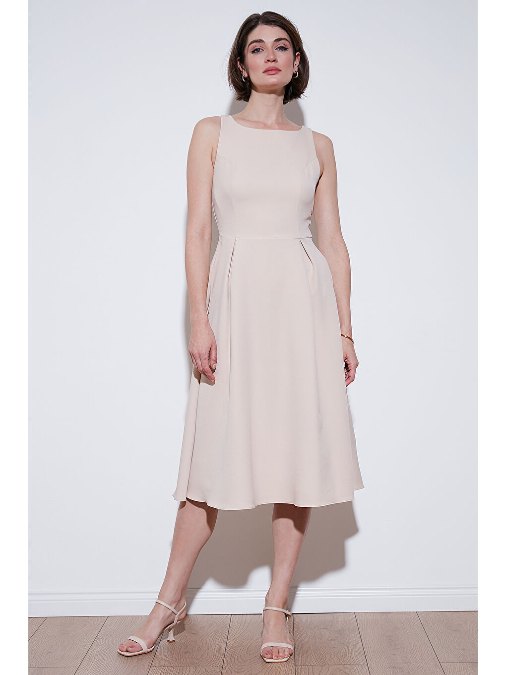 Bej Regular Fit Bisiklet Yaka Cepli Pileli Midi Boy Kadın Elbise 6111963-1