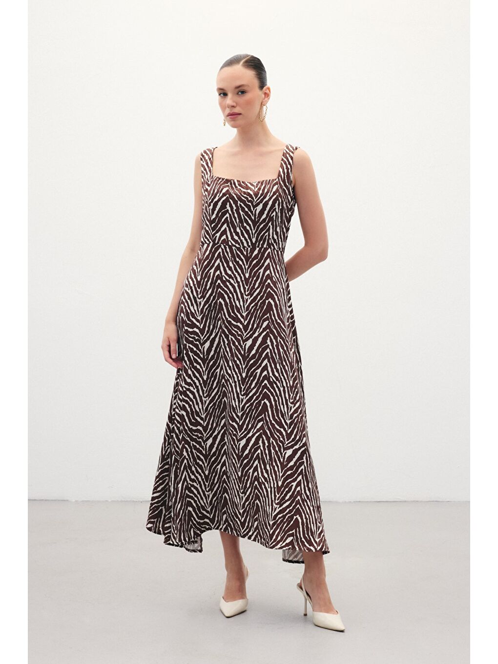 Kahverengi Kare Yaka Zebra Desenli Elbise - Kahve-1