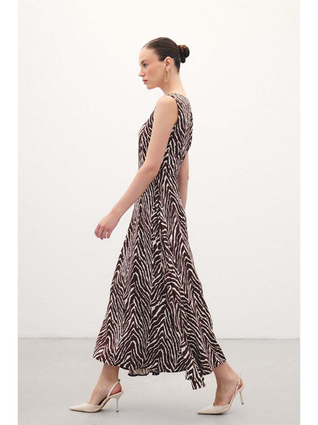 Kahverengi Kare Yaka Zebra Desenli Elbise - Kahve-3