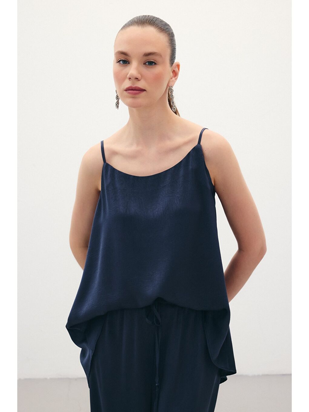 Askılı Saten Bluz - Lacivert-5