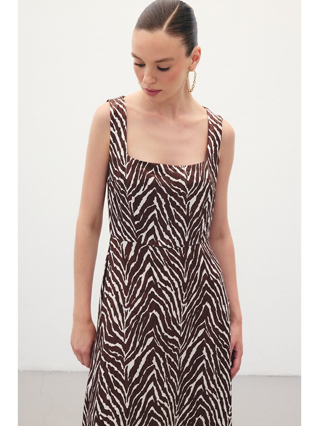 Kahverengi Kare Yaka Zebra Desenli Elbise - Kahve-4