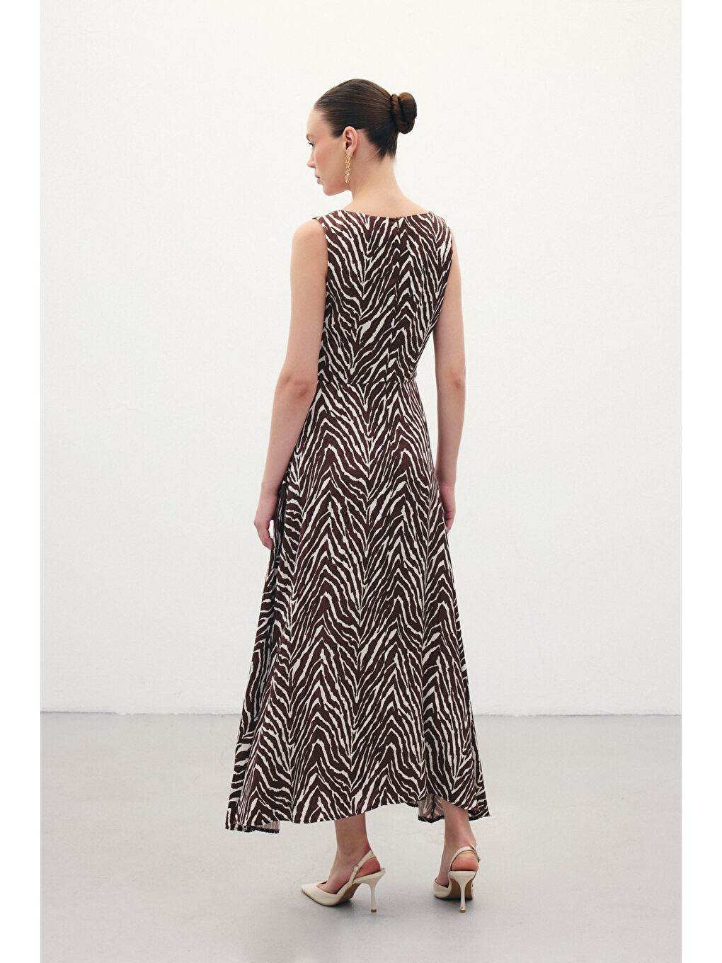 Kahverengi Kare Yaka Zebra Desenli Elbise - Kahve-6
