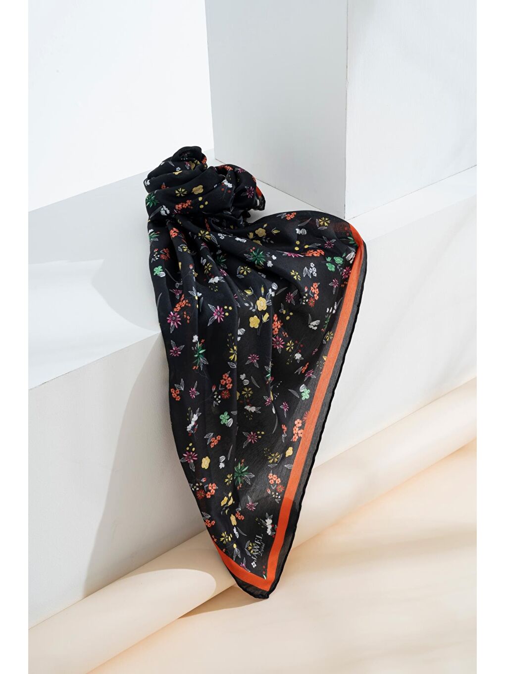 Siyah Kadın Digital Baskılı Çiçek Desen Soft Eşarp-3