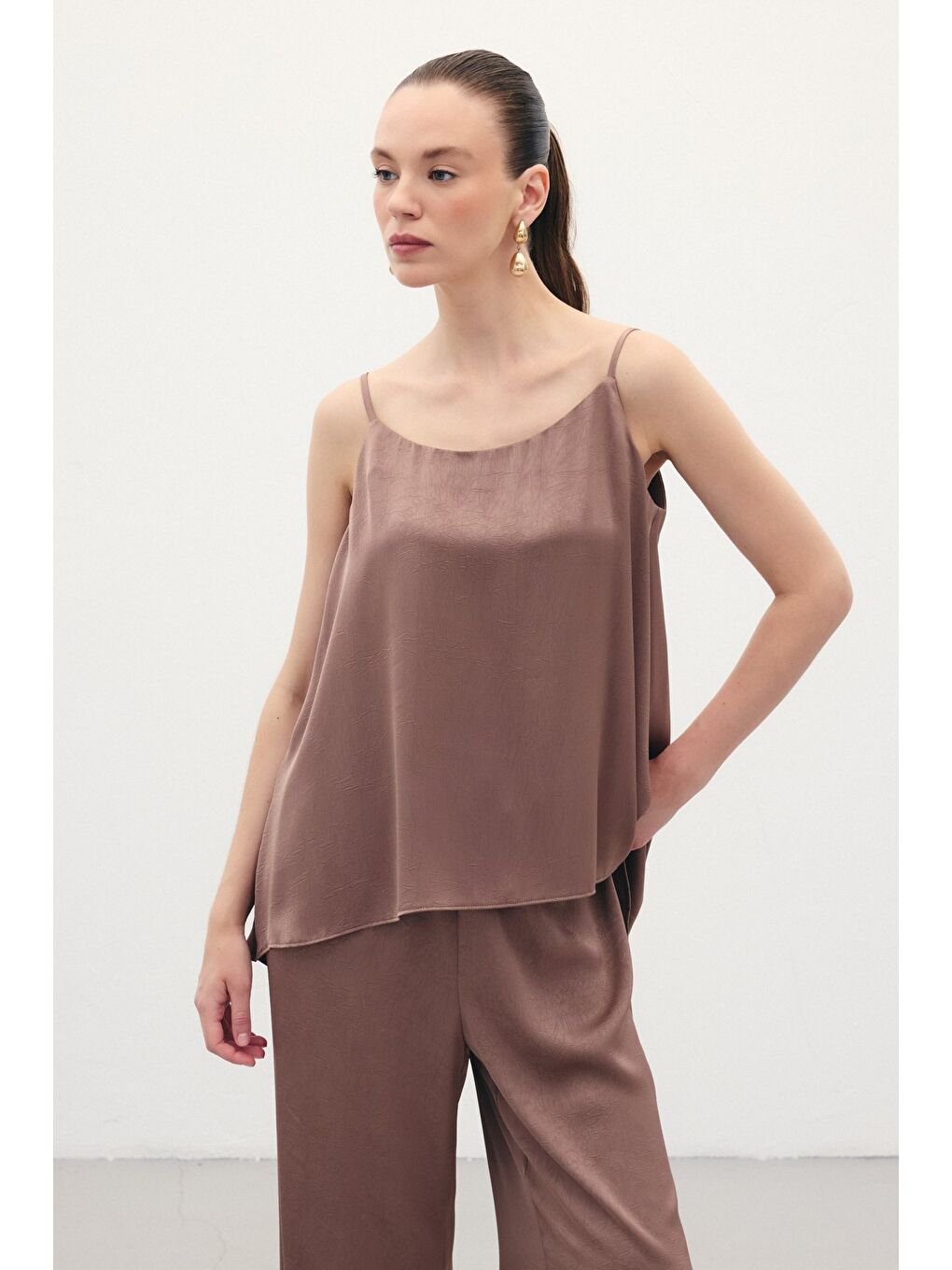 Kahverengi Askılı Saten Bluz - Kahve-1