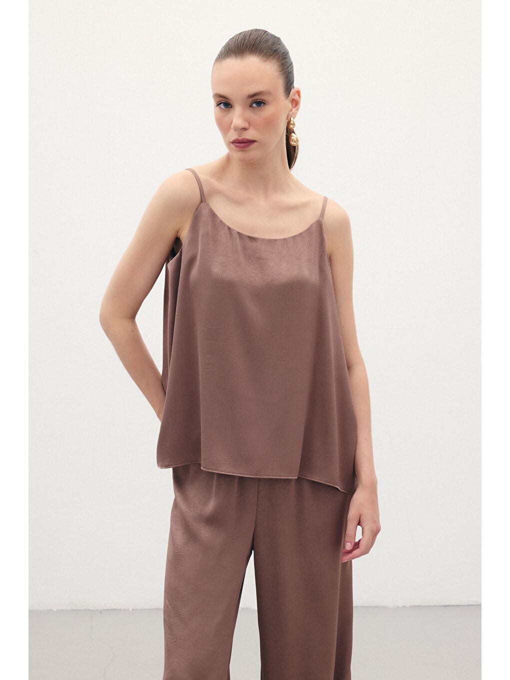 Kahverengi Askılı Saten Bluz - Kahve-2